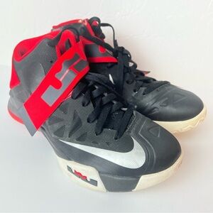 Nike LeBron Zoom Soldier 6 Mens Shoes Sz 7
Black & Red